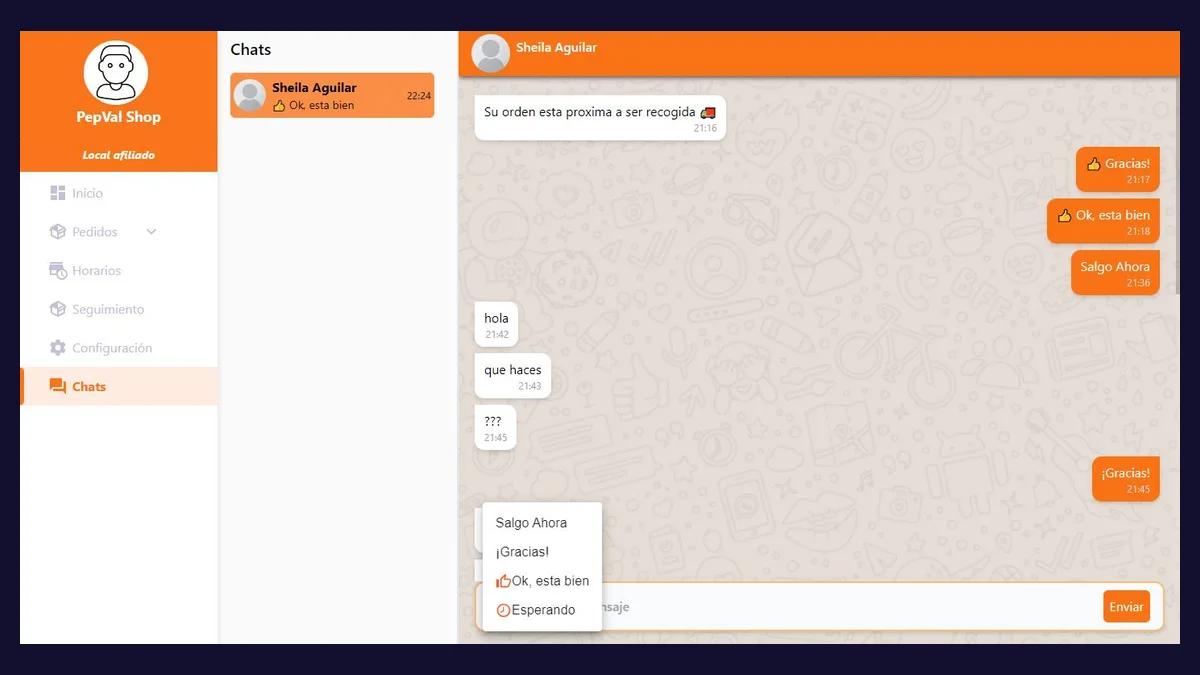 Chat web de la plataforma de locales afiliados: lista de conversaciones a la izquierda, conversación con un cliente a la derecha con burbujas naranjas y respuestas rápidas predefinidas